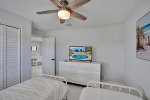 TV a/nebo společenská místnost v ubytování The Coastal Escape with Heated Saltwater Pool