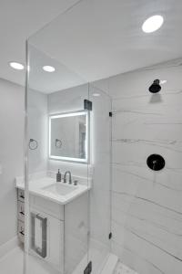 Koupelna v ubytování The Coastal Escape with Heated Saltwater Pool