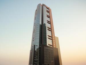 マナーマにあるFraser Suites Diplomatic Area Bahrainの窓が多く高層ビル