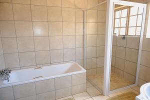 Koupelna v ubytování Geluk Farmhouse + 30 fotografií