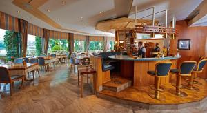 a restaurant with a bar and tables and chairs at Rheinhotel Larus in Kaltenengers