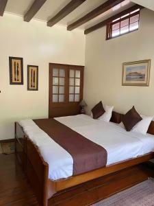 西隆Mid Hill Cottage Guest Suites Nongrim的卧室里有一张铺着白色床单的大床