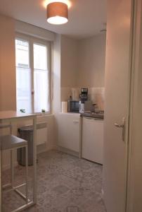 Kuchyň nebo kuchyňský kout v ubytování Cozy studio separate kitchen city center Lahitolle