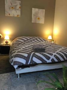 Postel nebo postele na pokoji v ubytování Cozy studio separate kitchen city center Lahitolle