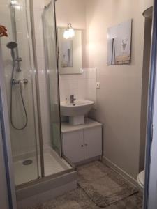 Koupelna v ubytování Cozy studio separate kitchen city center Lahitolle