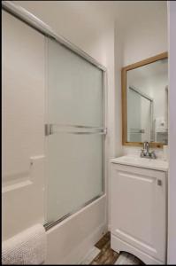 Un baño de Hillside Bungalow - Walking distance to downtown 12 fotos más