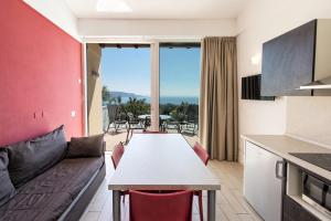 A television and/or entertainment centre at La Chioma di Berenice Garda Residence