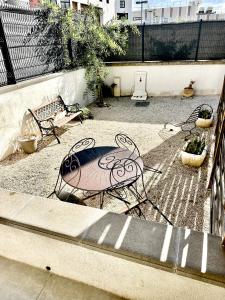 eine Terrasse mit zwei Stühlen und einem Tisch in der Unterkunft Chez Allison 3 Étoiles in Cavaillon