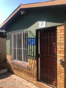 ケンプトンパークにあるChristland Guest Houseの門前の建物 +2枚の写真