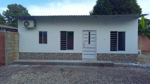 科韦尼亚斯Apartamentos Datalu的白色的房子,有窗户和门