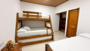 a bedroom with two bunk beds in a room at Apartamentos Datalu in Coveñas