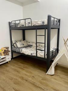 Postel nebo postele na pokoji v ubytování Hafiyya Raintown Homestay, Taiping