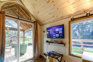 TV a/nebo společenská místnost v ubytování Birdhouse country living close to everything