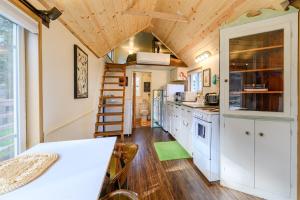 Kuchyň nebo kuchyňský kout v ubytování Birdhouse country living close to everything + 18 fotografií