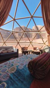 Habitación con ventana grande con vistas al desierto. en MOON RUM lUXURY CAMP, en Wadi Rum 59 fotos más