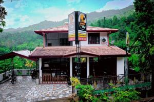 ein Gebäude mit einem Schild davor in der Unterkunft The Papa Resort Ambuluwawa in Balatgomuwa