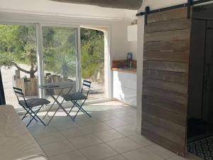 a kitchen with a table and chairs and a window at Studio calme 15 min Aix en Provence in Éguilles