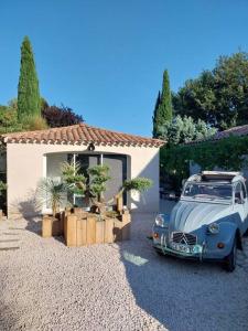 an old car parked in front of a house at Studio calme 15 min Aix en Provence in Éguilles