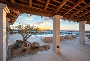 Boutique Villa Featured on Emmy-Award Winning StayCation في تودوس سانتوس: فناء خارجي مع إطلالة على غروب الشمس