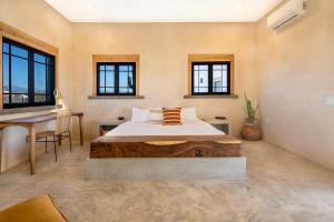 Boutique Villa Featured on Emmy-Award Winning StayCation في تودوس سانتوس: غرفة نوم بها سرير ومكتب ونوافذ +47 صورة