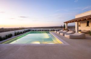 Boutique Villa Featured on Emmy-Award Winning StayCation في تودوس سانتوس: حمام سباحة على جانب المنزل