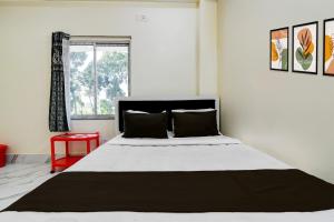 Ένα ή περισσότερα κρεβάτια σε δωμάτιο στο Hotel O Laxmi Hotel And Restaurant