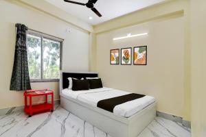 Ένα ή περισσότερα κρεβάτια σε δωμάτιο στο Hotel O Laxmi Hotel And Restaurant