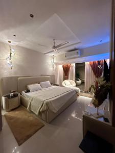 Un dormitorio con una cama grande en una habitación. en Luxury Aesthetic Party Pad, en Bombay 34 fotos más