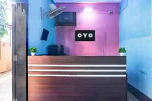 Μια τηλεόραση ή/και κέντρο ψυχαγωγίας στο Hotel O SUNLEAF GUEST HOUSE