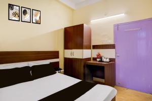 Ένα ή περισσότερα κρεβάτια σε δωμάτιο στο Hotel O SUNLEAF GUEST HOUSE