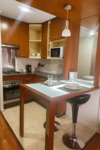 une cuisine avec un îlot au milieu dans l'établissement Departamentos Merced, à Santiago