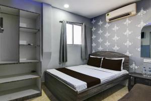 a small bedroom with a bed and a window at Hotel O Sharan Guest House in Calcutta Bara Bazar