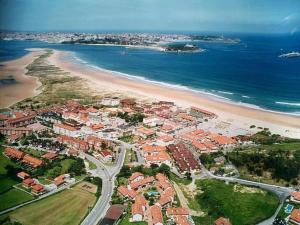 an aerial view of a beach with houses and the ocean at La Herrería de Somo 1 in Somo