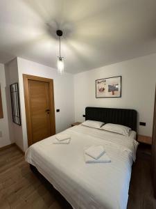 Schlafzimmer mit einem großen weißen Bett und einer Decke in der Unterkunft North Kaban in Borşa + 39 Fotos