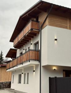 ein Gebäude mit Holzbalkonen auf der Seite in der Unterkunft North Kaban in Borşa