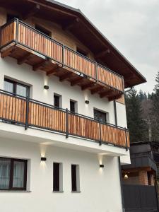 ein weißes Gebäude mit einem Balkon darauf in der Unterkunft North Kaban in Borşa