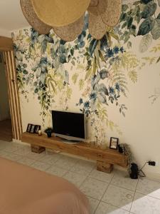 TV a/nebo společenská místnost v ubytování La parenthèse Brognonnaise + 8 fotografií