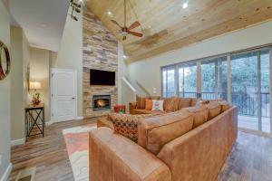 Χώρος καθιστικού στο Butterfly View Retreat - 45 Min to Yosemite