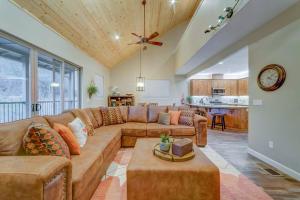 Χώρος καθιστικού στο Butterfly View Retreat - 45 Min to Yosemite