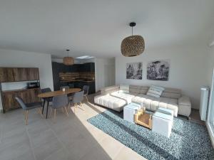 ein Wohnzimmer mit Sofa und Tisch in der Unterkunft Le Chaleureux in Annemasse