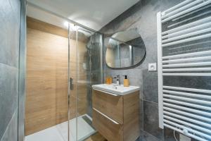 圣米歇尔德莫里耶讷Le Faro的带水槽和带镜子的淋浴的浴室