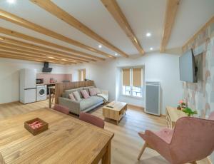 圣米歇尔德莫里耶讷Le Faro的客厅里有一张沙发和一张桌子。