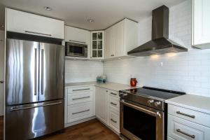 Köök või kööginurk majutusasutuses Cozy modern floating home next to Lonsdale Quay