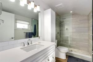 Vannituba majutusasutuses Cozy modern floating home next to Lonsdale Quay