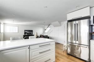 Köök või kööginurk majutusasutuses Cozy modern floating home next to Lonsdale Quay +103 fotot