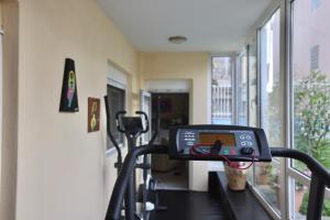 Fitness centrum a/nebo fitness zařízení v ubytování Cozy tricolor 2 bdr apt with gym & parking + 11 fotografií