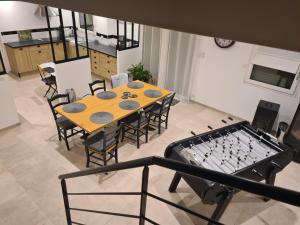 a kitchen with a table and chairs and a stove at Maison hyper centre in Dol-de-Bretagne