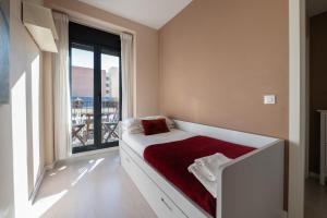 マドリードにあるEl Rastro - Madrid Centro, premium apartmentのベッドと大きな窓のある寝室