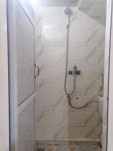 a bathroom with a shower and a toilet at شقة مريحة بجانب مطار المسيرة اكادير in Ikhorbane