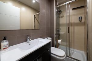 マドリードにあるEl Rastro - Madrid Centro, premium apartmentの洗面台、トイレ、シャワー付きのバスルーム +20枚の写真